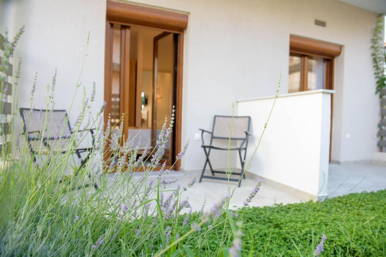 Στ' Ακρογιάλι Apartment Nea Roda Exterior photo